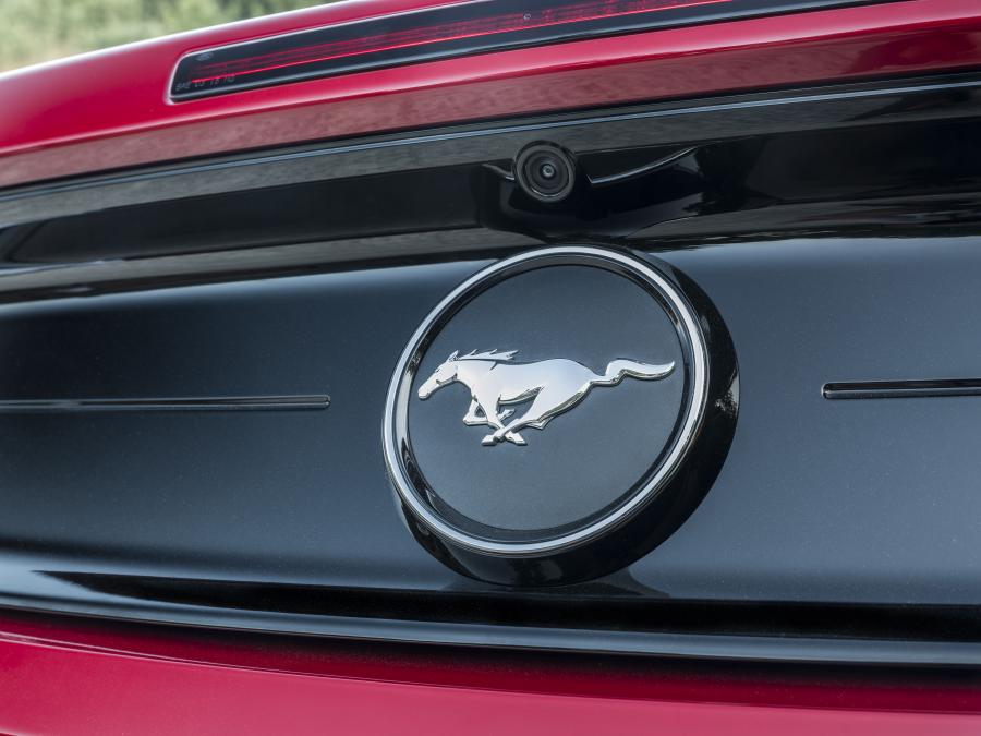 Логотип Ford Mustang EcoBoost Convertible 2017 года  (EU) (фото 19 из 32)